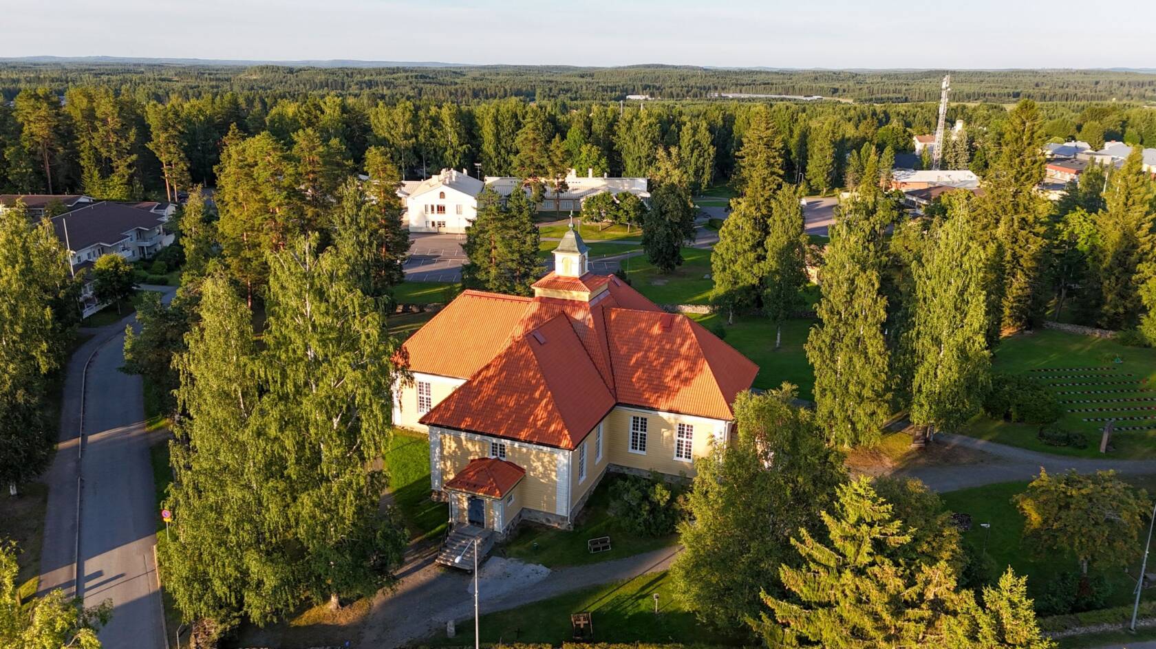 Joroisten kirkko ilta-auringossa.