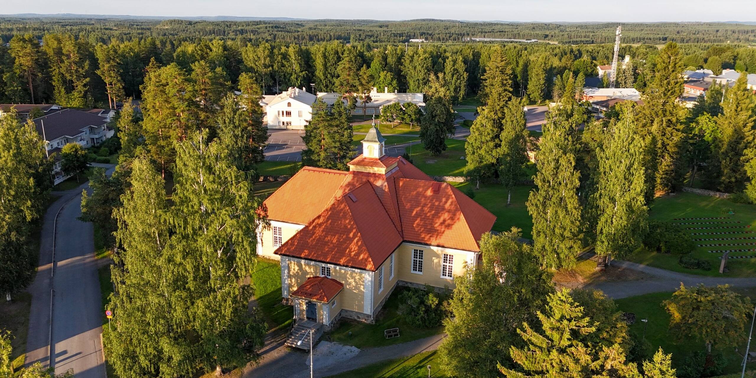 Joroisten kirkko ilta-auringossa.