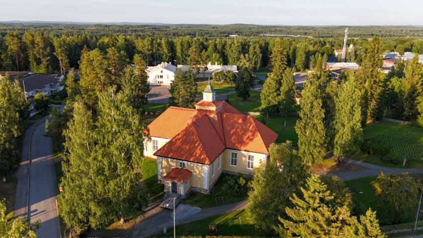 Joroisten kirkko ilta-auringossa.