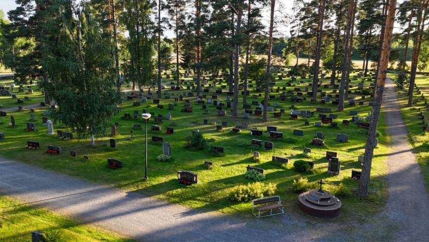 Kirkonkylän hautausmaa.