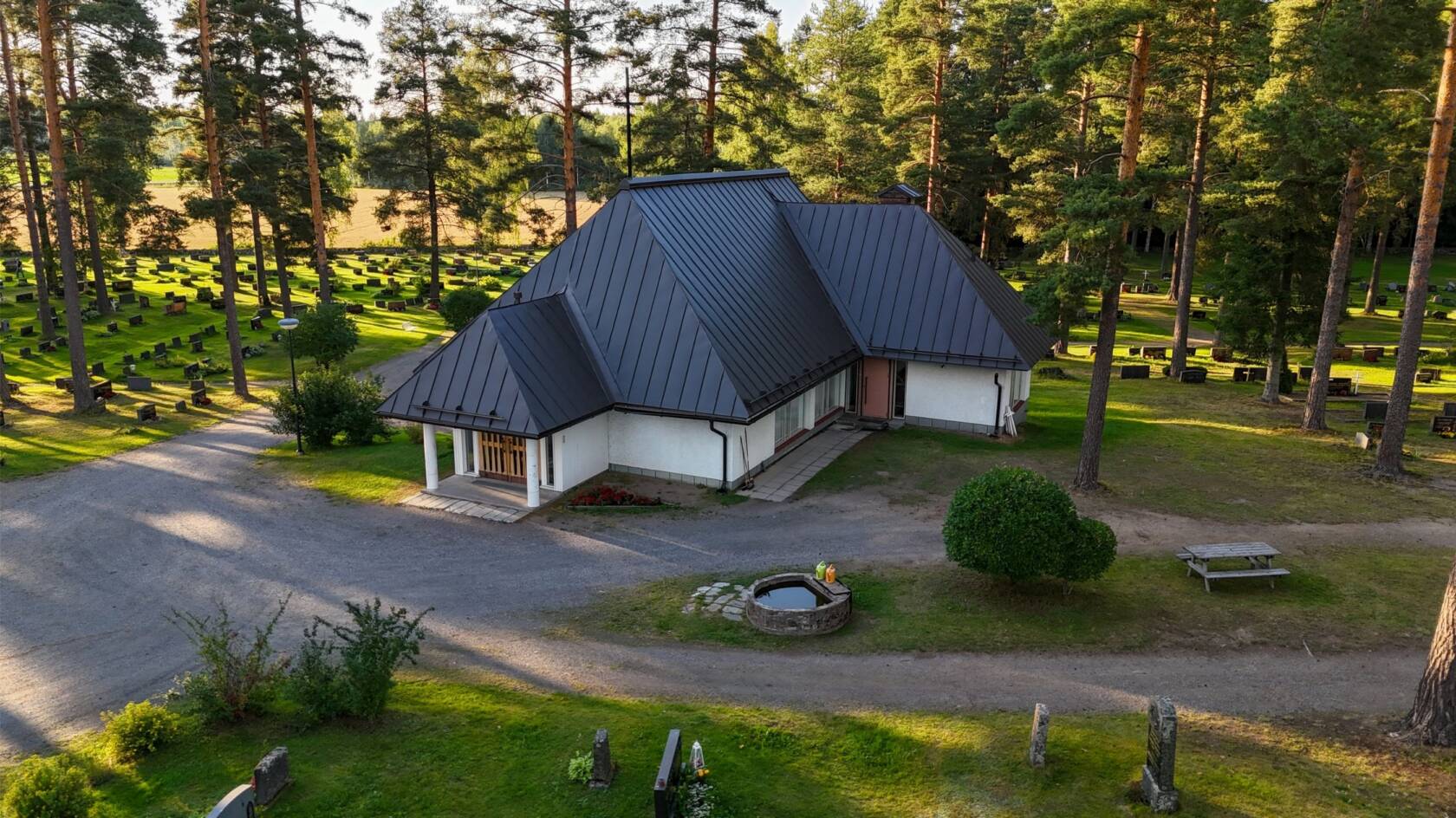 Kirkonkylän kappeli kesäiltana.