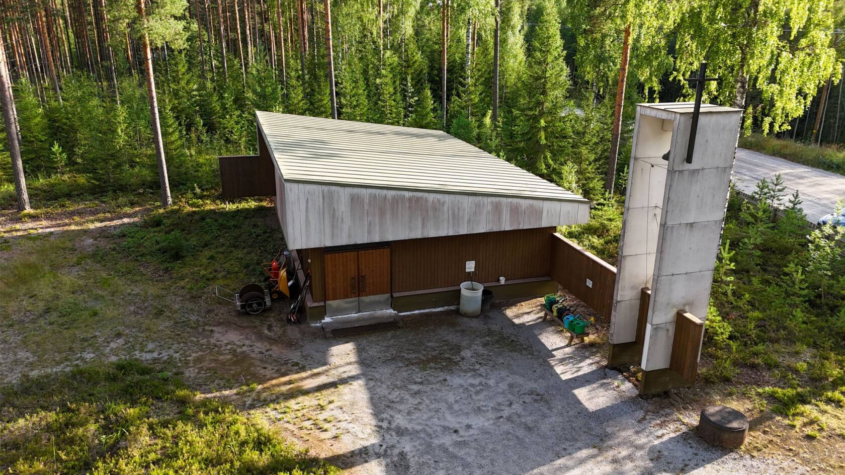 Lahnalahden kappeli ilta-auringossa.