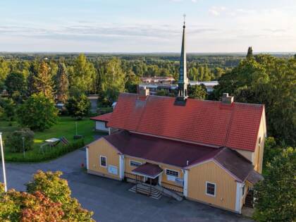 Joroisten seurakuntatalo kauniina kesäpäivänä.